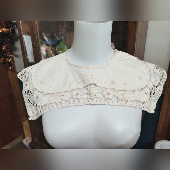 Made in the USA Vintage Embroidered Shoulder Cover Collar - Picture 1 of 1